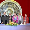 越南国会副主席阮氏金银与海阳省历届国会代表团