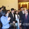 国会主席阮生雄会见越南驻华大使馆工作人员、留学生和旅华越侨