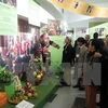 与会代表参观“越南人三府祀母信仰”专题展（图片来源：越通社）