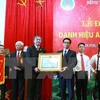 越南政府副总理武德儋向友谊医院经理授予越南政府总理的奖状（图片来源：越通社）