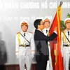 越南政府副总理武德儋向越南美术大学授予胡志明勋章