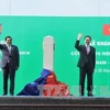出席越柬陆路边界275号界碑竣工剪彩仪式的越南政府总理阮晋勇和柬埔寨首相洪森