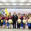 胡志明市政府领导代表向首批国际游客赠送礼物（图片来源：越通社）