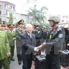 越共中央总书记阮富仲走访慰问越南机动警察司令部干部和战士们