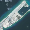 中国在归属越南的长沙群岛十子礁违法建设的机场跑道（图片来源：法国新闻社）