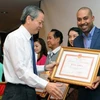 胡志明市人民委员会副主席向越捷航空公司代表颁发奖状。