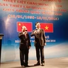 越南文化体育旅游部部长黄俊英与中国驻越大使洪小勇。