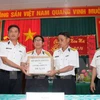 越南国防部代表向DK1海上高脚屋赠送礼物（图片来源：越通社）