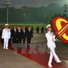 出席越共十二大的各位代表拜谒胡志明主席陵墓并敬献了花圈。