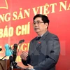 越共中央委员、越南农业与农村发展部部长高德发回答新闻媒体记者的提问。