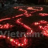 摆出越南地图型蜡烛。