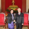 越共中央总书记阮富仲（右）与老挝中央对外部部长孙通·赛雅加（图片来源：越通社）
