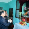 越南国会主席阮生雄前往设在主席府胡志明主席遗迹区的67号房敬香，以表缅怀之情。