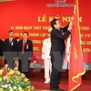 张晋创主席将三级独立勋章安放在白梅医院传统旗帜上（图片来源：越通社）