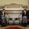胡志明市人民委员会主席阮成锋与霍尼韦尔全球高增长地区总裁沈达理。