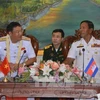 越南海军军种司令范淮南与柬埔寨海军司令翁桑坎进行交谈