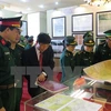 游客参观“黄沙、长沙归属越南：历史证据和法律依据”地图资料展（图片来源：越通社）