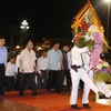 越南政府总理阮春福前往宜安省荣市胡志明广场，向胡志明主席塑像敬献花篮 
