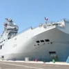 法国登陆舰抵达金兰国际港（图片来源：越通社）