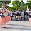 韩国艺术团在街头表演（图片来源：越通社）