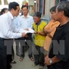 越南祖国阵线中央委员会副主席黎伯程向渔民赠送礼物（图片来源：越通社）