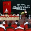 越南政府总理阮春福接触海防市选民。（图片来源：越通社）