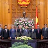 越南政府总理阮春福与各位大使合影留念。（图片来源：越通社）