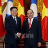 阮春福总理与通伦·西苏里总理亲切握手