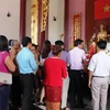 众多旅居老挝越南向胡志明主席敬香（图片来源：越南人民报）