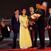 奥巴马总统接受越南女生赠送的鲜花。（图片来源：越通社）