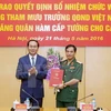 国家主席陈大光向新任越南人民军队总参谋长潘文江中将颁发任命书。（图片来源：越通社）