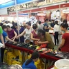 泰国展位吸引众多参观者驻足购买。