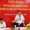 河内市人民委员会主席阮德钟在对话会上致辞。