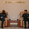 越南人民军副总参谋长武文俊上将会见坦桑尼亚国防大学副经理Yohana Ocholla Mabongo准将。（图片来源：人民军队报）