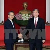 越共中央书记处常务书记丁世兄（右）与日本驻越南大使大岛浩（左）