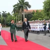 越南国防部长吴春历大将同法国国防部长让·伊夫·勒德里昂检阅仪仗队。（图片来源：越通社）