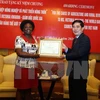 越南农业与农村发展部部长高德发向维多利亚·克瓦女士授予纪念章（图片来源：越通社）