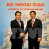政府副总理兼外长范平明与老挝外交部长沙伦赛·贡玛希