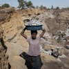 在布基纳法索首都瓦加杜古采石场工作的一名儿童。