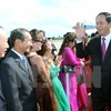 越南驻巴色市总领事干部和人员和旅居占巴塞省越南人迎接陈大光主席（图片来源：越通社）