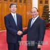 政府总理阮春福（右）与亚行行长兼董事会主席中尾武彦（左）（图片来源：越通社）