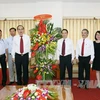 越南祖国阵线中央委员会主席阮善仁​与越通社若干领导合影（图片来源：越通社）
