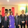 参加越南驻墨西哥大使馆商务处新办公室开张仪式的代表合影（图片来源：越通社）