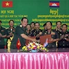 越南人民军第七军区司令部与柬埔寨皇家军队第四军区司令部2016-2017年合作备忘录签署仪式场景。（图片来源：人民军队报）