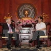 胡志明市市委书记丁罗升与越南 英资企业协会主席肯尼思。