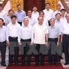 阮春福总理同与会代表合影（图片来源：越通社）