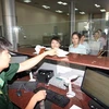 边防部队给中国游客办理入境手续​ （图片来源：越通社）