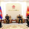 越南人民军副总参谋长范鸿香中将会见柬埔寨国防部法制局局长Mam Sophat 大将。（图片来源：mod.gov.vn）