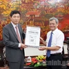 北宁省人民委员会主席阮子琼与韩国新任驻越大使李赫。