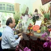 越南政府总理阮春福敬香缅怀已故总书记黎笋（图片来源：越通社）